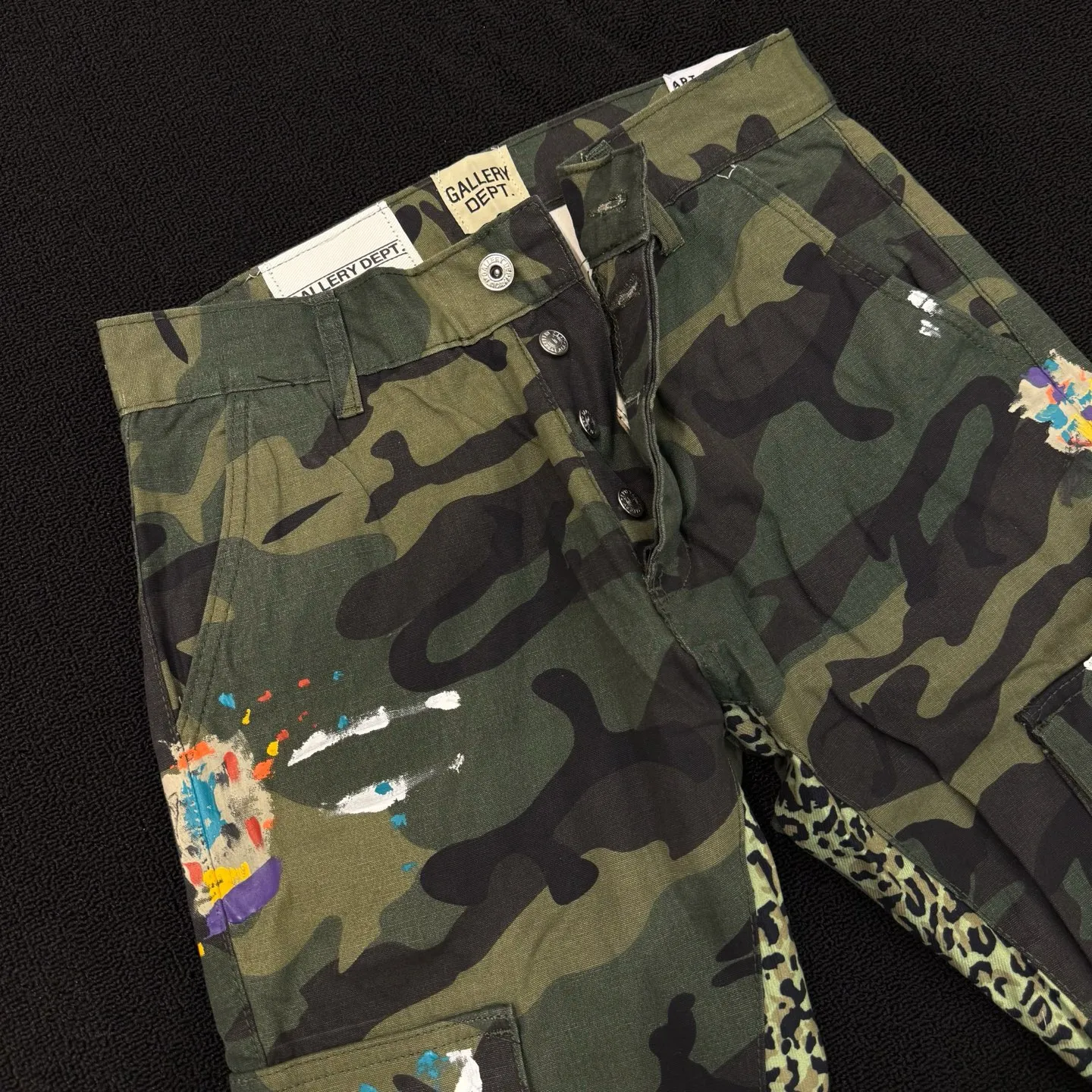 P240 model number: D378 GALLERY DEPT. ss25 limited camouflage splicing printed bootcut jeans Size: 28, 30, 32, 34, 36 (S-XXL) Color: Camouflage Size reference: Pants length 100 102 104 106 106 Waist 72 76 80 84 88 Recommended weight S (about 110 pounds) M (about 120 pounds) L (about 140 pounds) XL (about 165 pounds) XXL (about 185 pounds)